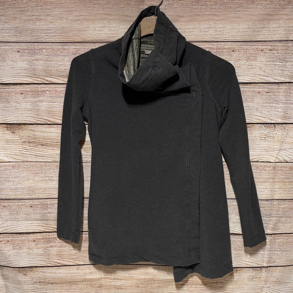 Lululemon Drapey Cowl Neck Snap Button
Sweater Jacket Grey‎